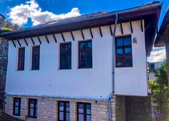 The white Ottoman-style house of the guesthouse in Gjirokastër